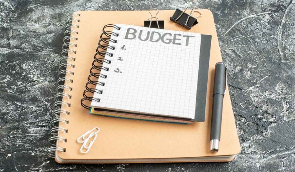 Managing family expenses on a kollel budget with financial planning tips